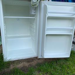 Ich verkaufe einen Kühlschrank ohne Eisfach
Maße:
B: 50,5 cm
H: 82 cm
T: 50,5 cm
