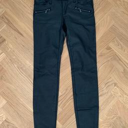 Armani Jeans / coated denim / Schwarz / Gr. 27 / Reißverschlussdetails vorne