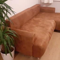 Verschenke braune Couch mit den Maßen 2,45 m und 1,57 m. Ausziehbar mit Bettfunktion. Sie weist einen Putzmittelrand auf, siehe Foto, der aber bestimmt wegzukriegen ist. 
