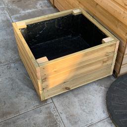 Quality planter made with treated decking board and inside frame made to last.
Sizes are H 16” x W 23.7” x D 26”
Lined inside planter

Free local delivery 🚚

More than one available.

And also specific sizes can be made to order.