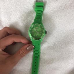 Ich verkaufe eine grüne unisex Uhr von Madison, welche wasserfest ist und lediglich eine neue Batterie braucht , das sie wieder läuft. Sie ist in einem sehr guten Zustand, ohne Flecken und ohne Kratzer !