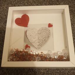 3D heart picture with crystals inside that move around.
