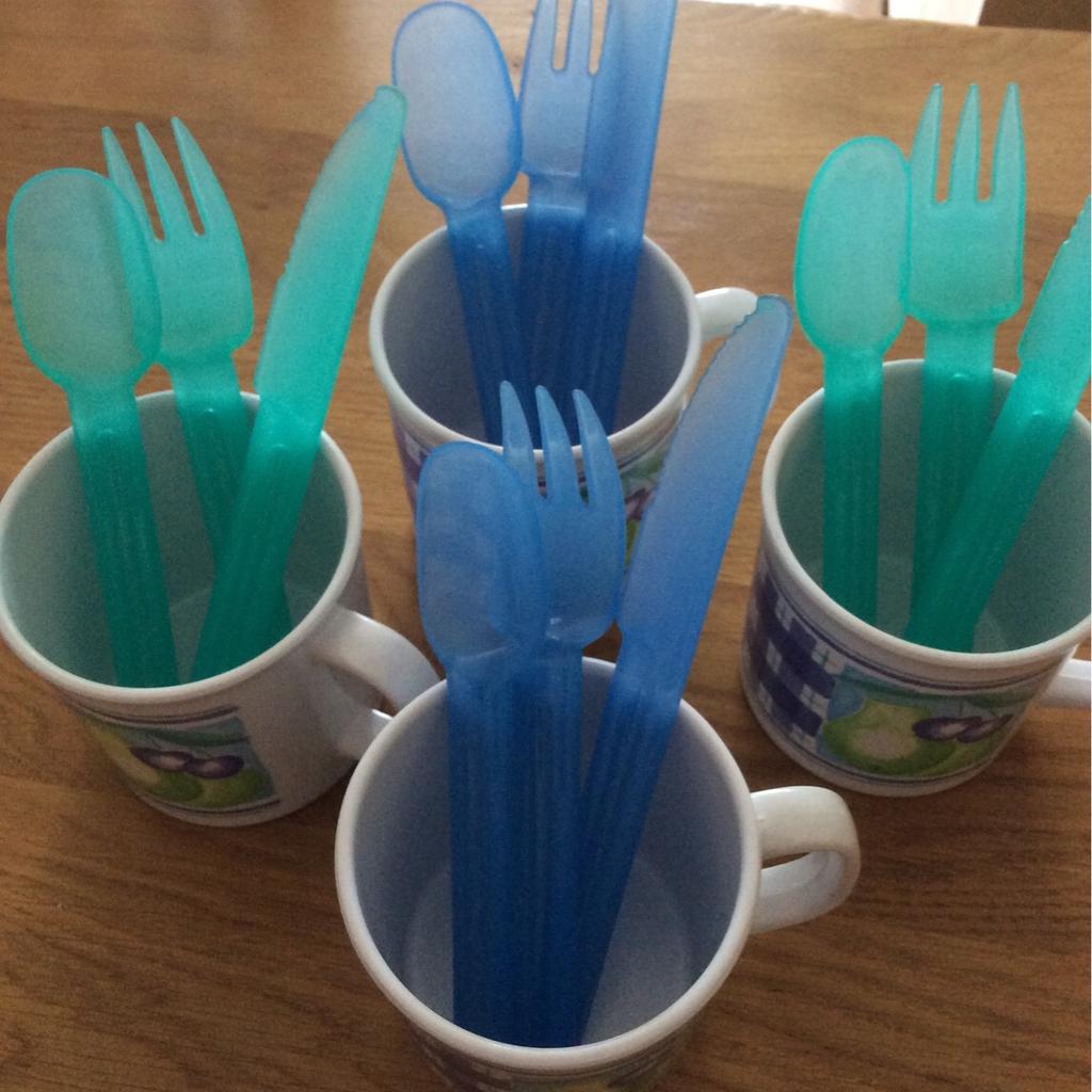 4 x Plastic cups, and 4 x knives, forks and spoons. Very good condition, just one knife is a bit scraped see pic 4 (blue one on left).

✅ Exact cash & collection only
Will arrange social distancing on collection
❌ Sorry NO posting or Paypal