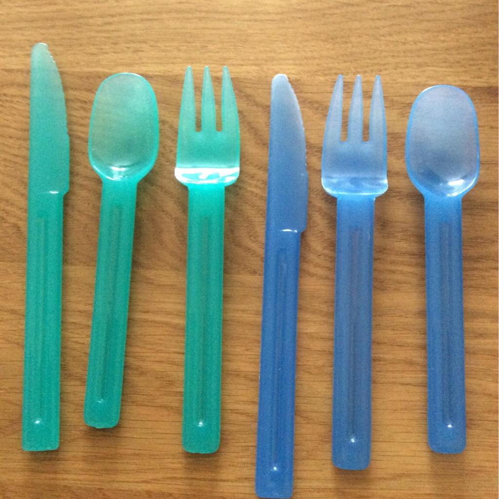 4 x Plastic cups, and 4 x knives, forks and spoons. Very good condition, just one knife is a bit scraped see pic 4 (blue one on left).

✅ Exact cash & collection only
Will arrange social distancing on collection
❌ Sorry NO posting or Paypal