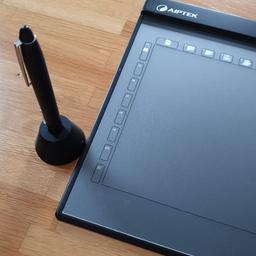 Verkauft wird dieses aiptek slim tablet 600U Premium 2 Grafiktablet. Es wird einfach mittels USB an den Laptop angeschlossen und man kann somit mit dem Stift digital Zeichnen, Schreiben oder es auch wie eine Maus nutzen.

Versand 4 Euro innerhalb Deutschlands.