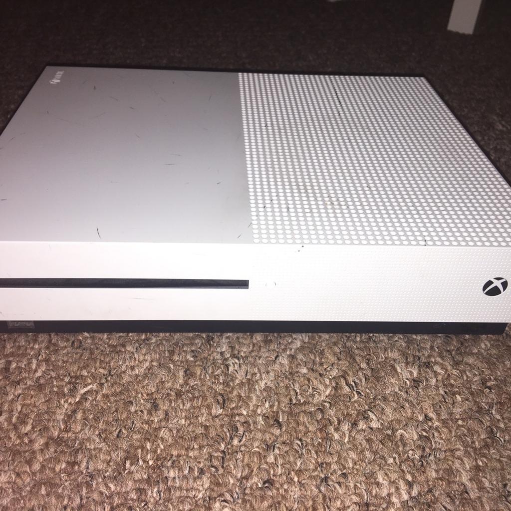 500 GB
General wear to body
Includes black xbox one controller
Includes Power Cable, however DOES NOT include HDMI cable

4 games included:
GTA V
Tom Clancy’s Rainbow Six Siege
Battlefield 4
Call of Duty Black Ops 2

Please contact with any questions