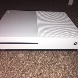 500 GB
General wear to body 
Includes black xbox one controller
Includes Power Cable, however DOES NOT include HDMI cable

4 games included:
GTA V
Tom Clancy’s Rainbow Six Siege
Battlefield 4
Call of Duty Black Ops 2 

Please contact with any questions