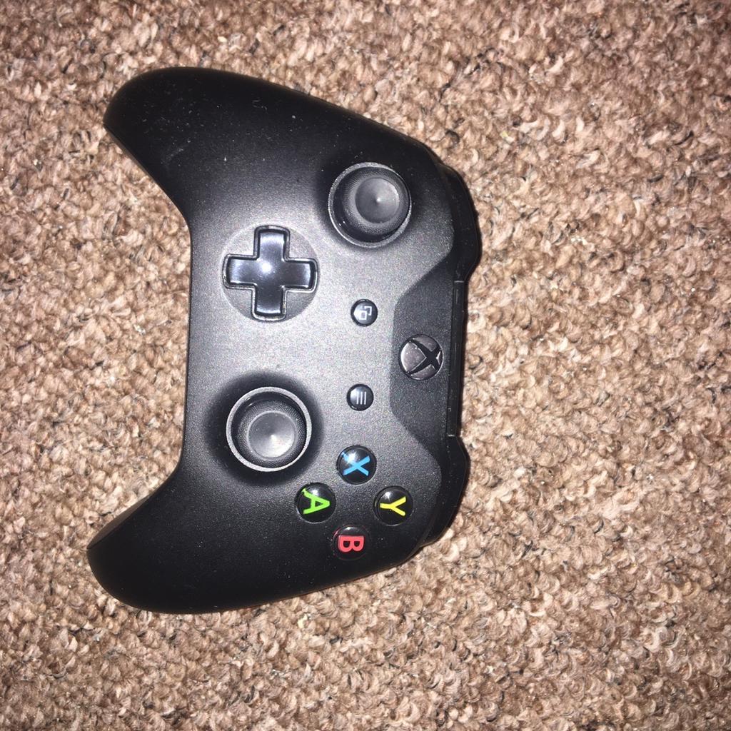 500 GB
General wear to body
Includes black xbox one controller
Includes Power Cable, however DOES NOT include HDMI cable

4 games included:
GTA V
Tom Clancy’s Rainbow Six Siege
Battlefield 4
Call of Duty Black Ops 2

Please contact with any questions