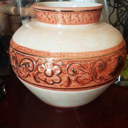Beautiful pot vase orange and gold doesn't match with grey paint in house any more so getting rid of it.
