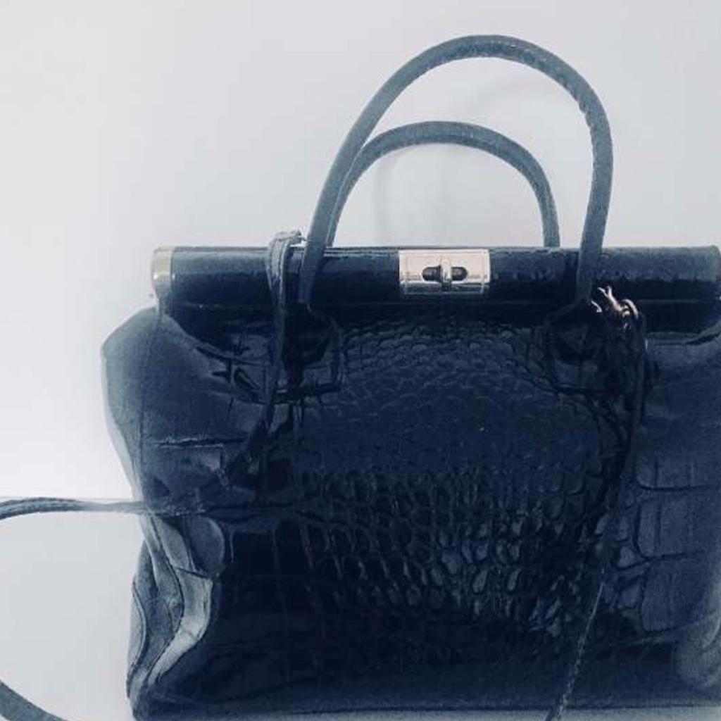 Schwarze Handtasche
mit Innenreißverschlußfächer
ca 31 x 27cm
leichte Gebrauchsspuren
Haustierfreier Nichtraucherhaushalt