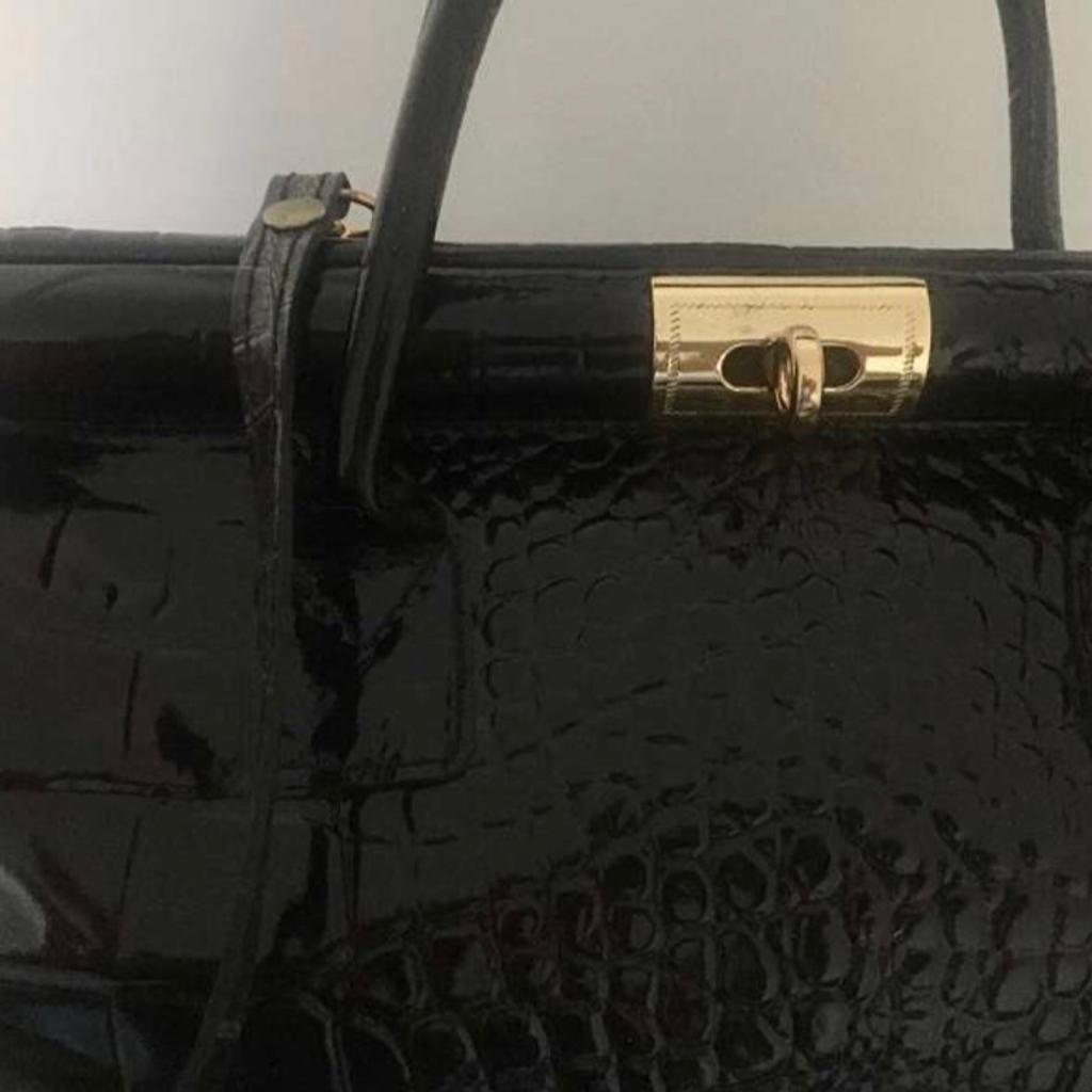 Schwarze Handtasche
mit Innenreißverschlußfächer
ca 31 x 27cm
leichte Gebrauchsspuren
Haustierfreier Nichtraucherhaushalt