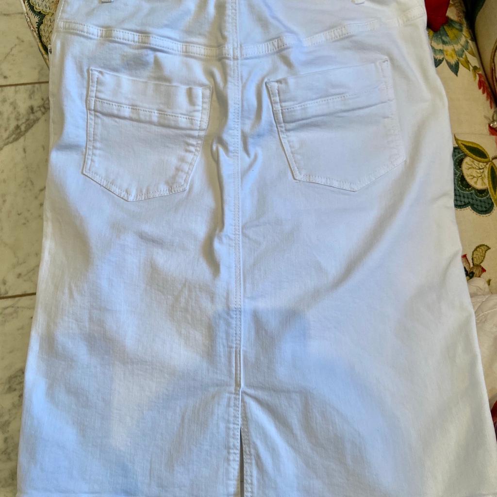 Sehr schöner weißer Jeansrock von BB Jeans
Gr 36, auf der Rückseite kleiner Schlitz
Abholung oder Versand plus Porto 4,30€