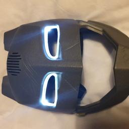 Batman vs Superman Voice Changer Mask.

Eyes light up and when the yellow button on the side is pressed it has several phrases, also has an integrated voice changer. 

Excellent condition as not used a lot. 

Thanks for looking,  any questions please ask! 😊