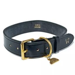 Tipp & Tag Bridle Black Leather Medium Dog Collar With Brass Whistle. Condition is New. RRP £74 selling for £30

Medium collar: Buckle to third hole – 44cm

Buckle to tip – 55.5 cm


Made from the highest grain leather, this collar is strong with a soft finish that grows better with time. Fitted with British brass.

Whistle included.