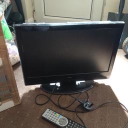 19inch TV with built in dvd player
Box is tatty but the TV is in good working order
The remote control has unfortunately lot the battery cover please see pics