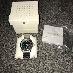 Original men’s diesel watch come with book and box,has a few scratches on the clip but nothing major just from general use