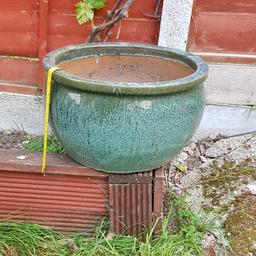 Nice and bid planting pot in ceramic. size on pics. Drop off poss if local.