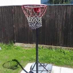Verkaufe Basketball Korb für den Garten... kann mit Wasser oder Sand gefüllt werden... Räder erleichtern das verschieben des Korb's