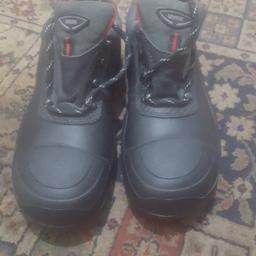 new without tags men heavy work boots very sturdy..size European 44  slip and oil resistant steel toe ..