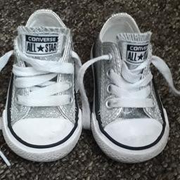 used baby girls converse in Excellent condition 
size 3