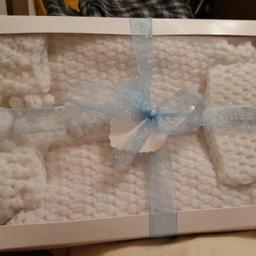 Colour: white
Box contains: crochet shawl, hat & bootees.
New, not used