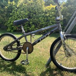 2001 Jamie Bestwick GT Pro

Hybrid bmx, good for street, vert and dirt. Very sturdy 

- ‘launchpad’ padded seat 
- sawn down handlebars
- includes extra tyre 

In good condition considering age
