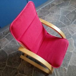 Ein Stuhl für Kinder aus Holz mit abnehmbarem Überzug in Rot. Von mir frisch gewaschen. Für Kinder von 3 bis 6 Jahren optimal.