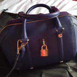 Dark Blue Dune Bag with Gold Padlock feature
Comes with dust bag
Used a handful of times