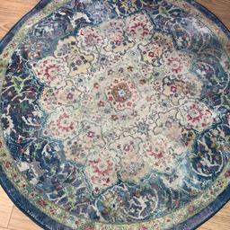 Beautiful round rug , brought it of wayfair not to long ago RRP£80 . Beautiful material ! 120cm round

Can be shipped using Hermes .... please ask for more details