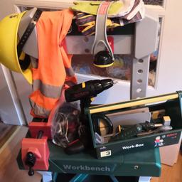 Werkbank mit viel Zubehör Akkuschrauber und Bohrer Weste Helm und Work Box