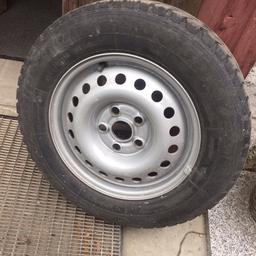 Ich verkaufe 4Stk VW T4 Felgen mit 195/70 R15C Reifen! Reifen ist alt aber noch 5mm Profil! Für Sommer noch passt! Felgen ist Rostfrei paar Jahre lackiert!