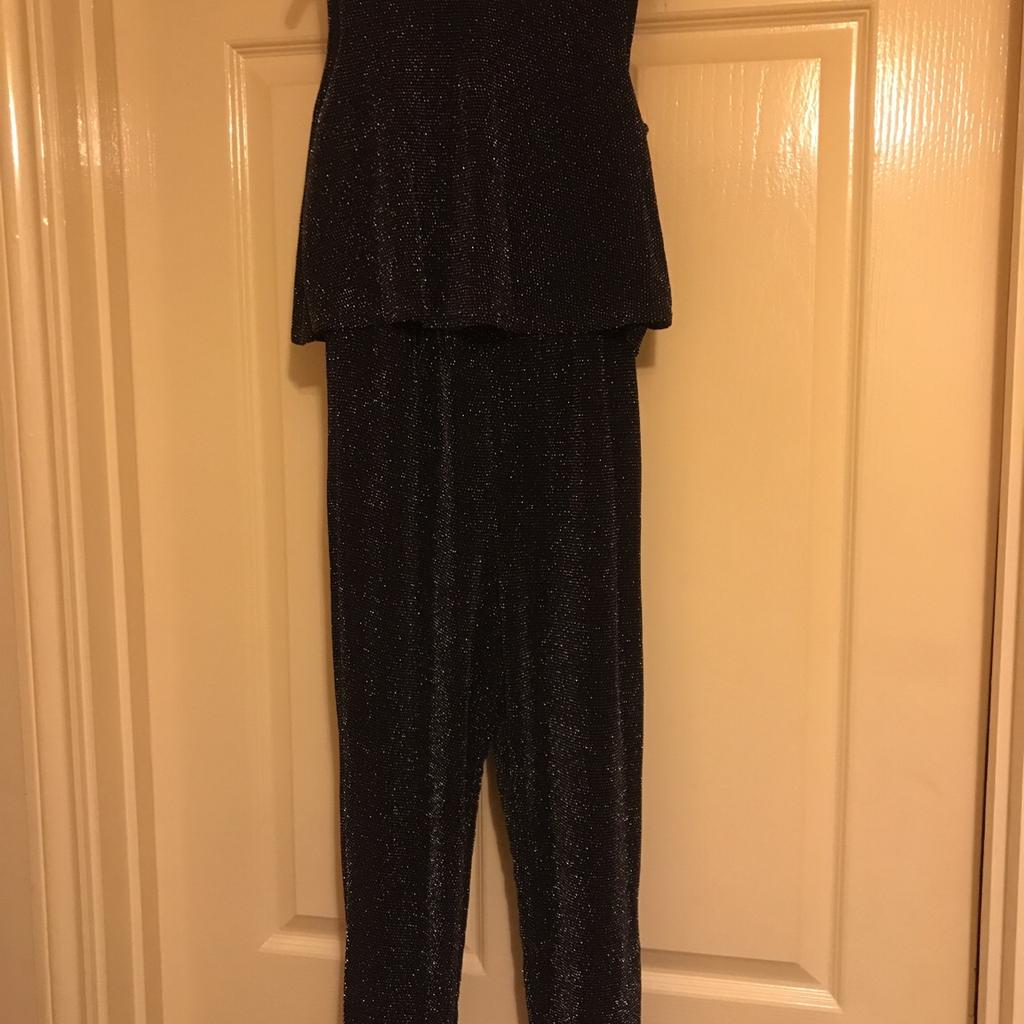 Girls silver thread sparkly jumpsuit with elasticated hem. #Partywear #Ocassionwear

Size: 8 years
Colour: Black/silver

Condition: Like new. Only worn once

• collection or I can post for £3
• PayPal payment welcome