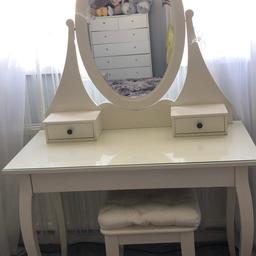 I’m selling a white dressing table in mint condition only used a couple of times with glass protection 
With a ikea seat 
Couple of tiny scratches on
The leg 
Collection only