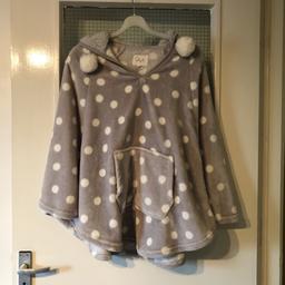 Fluffy pyjama poncho with good.

One size.

Collection only