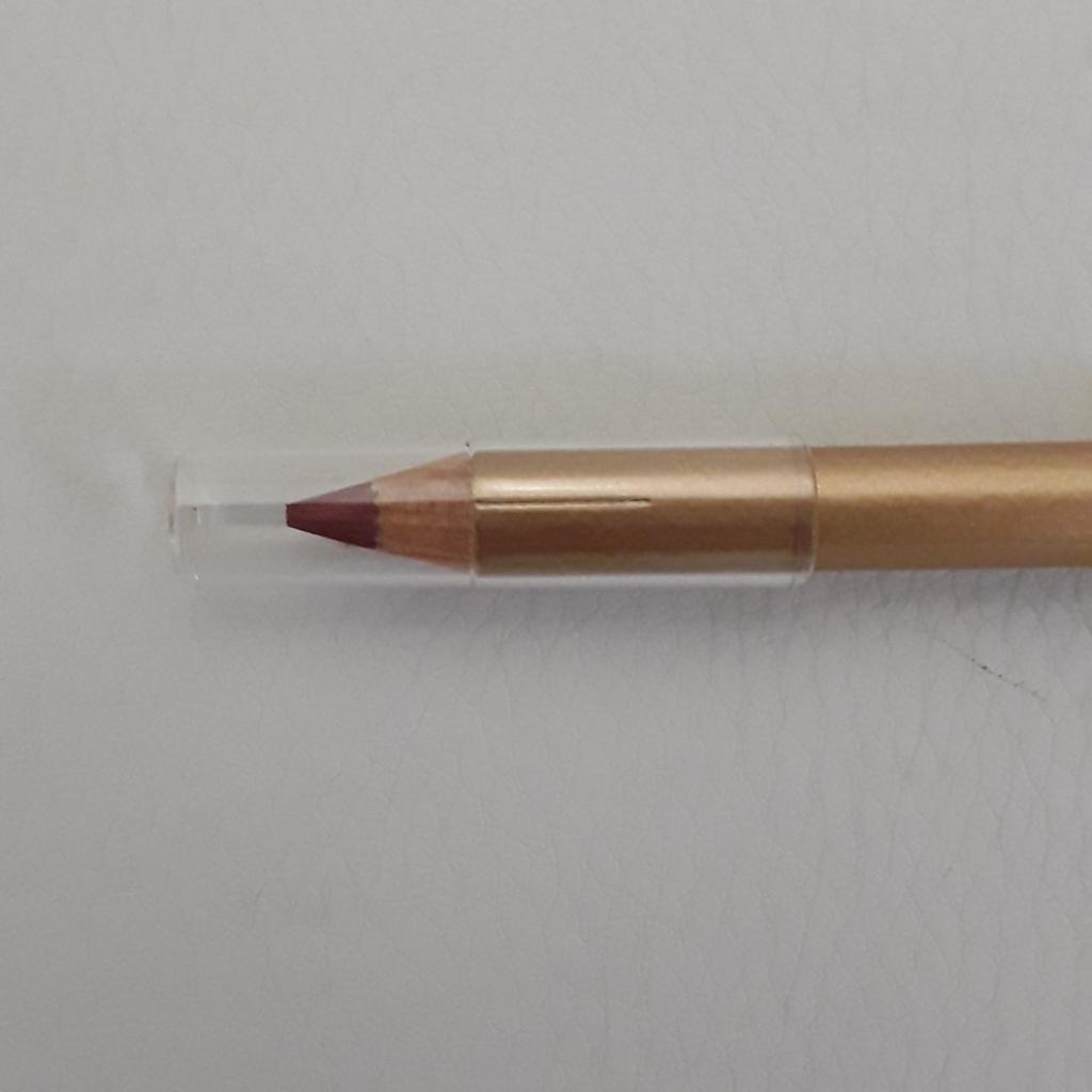Elizabeth Arden Lip Pencil. Sugared Kiss. Full Size. 1.1g. New.
♤Please view my other items for sale