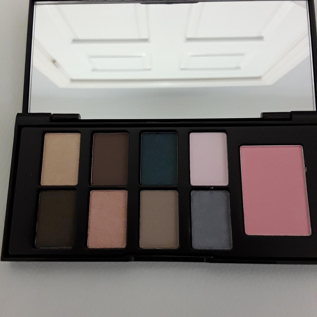 Elizabeth Arden 8 Eyeshadows/1 Blusher. Day Palette with Mirror. New.
♧Please view my other items for sale