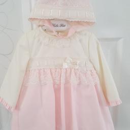 Baby Girls Pink/Cream Dolce Petit Dress with matching knickers and bonnet.
Gorgeous Lace Detail
Brand New with Tags RRP £40.00
Age 9 months
Slight faded mark on skirt of dress which im sure will come out in wash, have not washed myself as didnt want to remove tags.
Comes from Smoke/Pet free home
Collection L36 Area/Postage £4.00