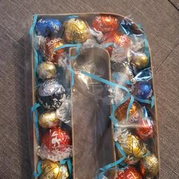 letter 'D' for fathers day filled with lindt lindor chocolate balls and eggs comes with a bow on the top.

made to order! 
(any letters/names/numbers can be requested also different mini chocolates available)