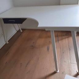 Schreibtisch in weiss
mit ausziehbarer Schublade

Breite: rechts1.20m & links 80 cm
Länge:1.60
Höhe 72 cm

sofort abholbar