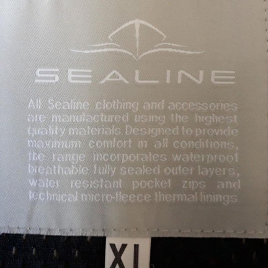 Waterproof.
Lightweight.
Side pockets. 1 inside pocket.
With Sealine logo.
New. With tag.