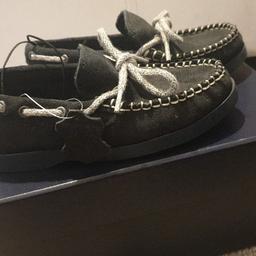 BRAND NEW - still has tags on.
Navy blue infant Boys.
Formal/Casual footwear.
Real leather upper.
Rubber soles for excellent grip.
Infant size: UK10