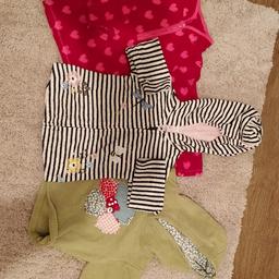 3 jumpers in size 12-18m.
red jumper is from Mothercare, strippy jumper from F&F and green jumper from Next.
Worn but in good condition. No stains or rips and from a smoke free home.