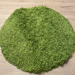 Biete hier einen runden Teppich in der Farbe Grün.
Durchmesser: 67 cm