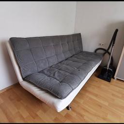 Das Sofa kann in einem 140 x 200 cm großen Bett in Grau und Weiß in gutem Zustand geöffnet werden. Es wurde erst vor einem Jahr zu einem Preis von 650 Euro gekauft.