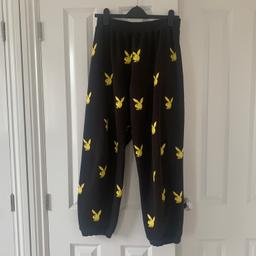 playboy x missguided black and yellow joggers🤩

*overall good condition, cracking on a few of the bunnies and a few red spots (show in picture 3)
*High waisted, elastic waist
*UK size 12, would fit 12/14/16
*From the first launch

selling cheaper due to condition
message me any questions

📦 FREE UK SHIPPING, no collection
🦋if it’s not marked sold, it’s available
📩 no returns, no refunds, no swaps
don’t ask the lowest please
pillow not included :)