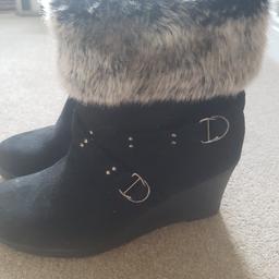 Black suedette wedge style ankle boots with decorative fur and buckles.
Excellent condition
Size 6
Collection New Ferry