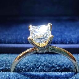 Stunning engagement ring on offer! Excellent quality and looks incredible on the finger!

18ct yellow gold 
0.92ct diamond 
VVS2 
Colour H
Very good cut 
Open to reasonable offers