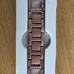 Verkaufe ein neues unbenutztes Apple Watch Ersatzband. (Kein Orginal), 38 mm, Rosepink. NP 18,98€. Nur einmal ausgepackt. Hatte vergessen es umzutauschen 🙈.