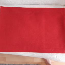 weinrote Decke mit karierter Einfassung und 4 Kissen je 40 X 47 cm,komplett waschbar und ohne Reissverschluss und in sich gemustert.