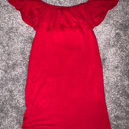 •Off the shoulder dress.
•Slight slit in seam on the right arm - can repair I just don’t have sewing equipment.
•Only worn once.
•Open to offers.